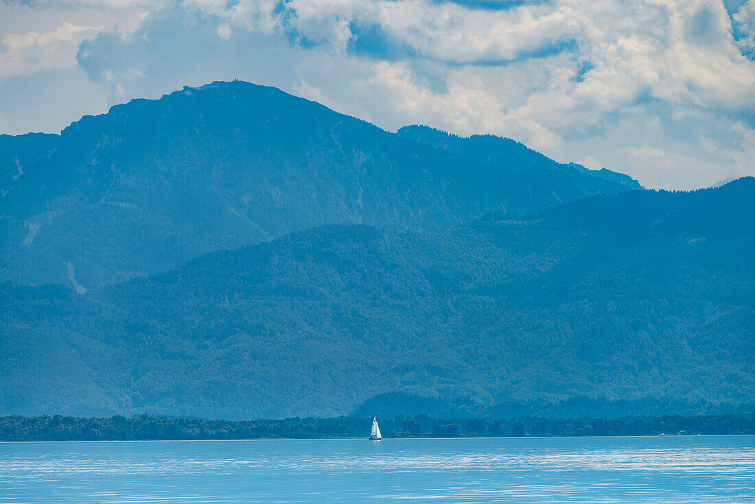 Chiemsee, hinten die Chiemgauer Alpen, Seebruck, Chiemgau, Bayern, Deutschland, Europa