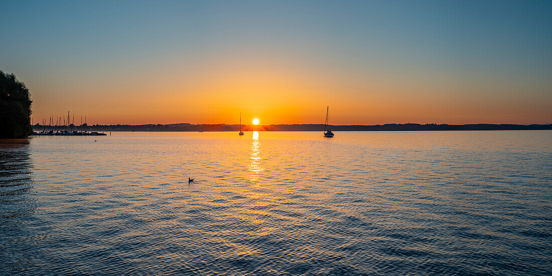 Sonnenaufgang beim Malerwinkel, Chiemsee, Chiemgau, Bayern, Deutschland, Europa