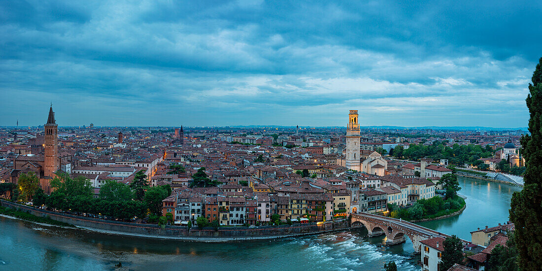 Altstadt mit der Etsch, Ponte Pietra, Verona, Etschtal, Venetien, Italien, Europa