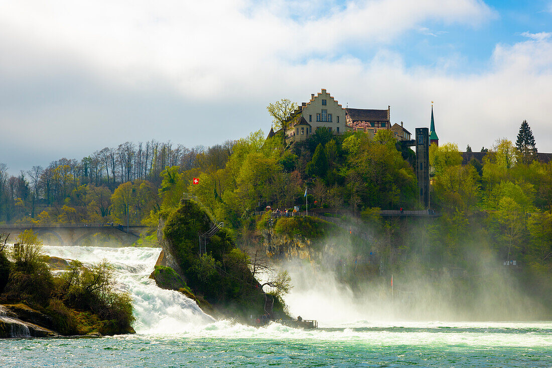 Rheinfall mit dem Schloss Laufen bei Neuhausen in Schaffhausen, Kanton Schaffhausen, Schweiz