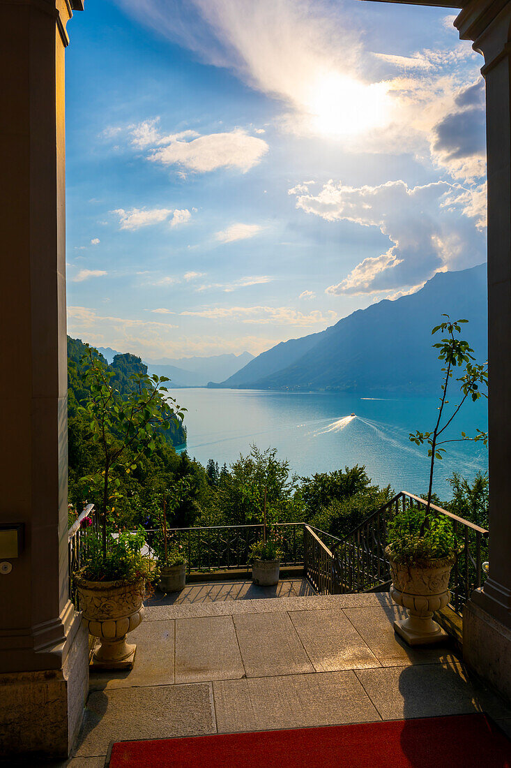 Blick vom Grandhotel Giessbach auf Berge und den Brienzersee, Brienz, im Kanton Bern, Schweiz