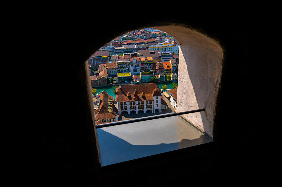 Fensterblick auf die Stadt mit der Aare und dem Rathaus, Thun, Kanton Bern, Schweiz