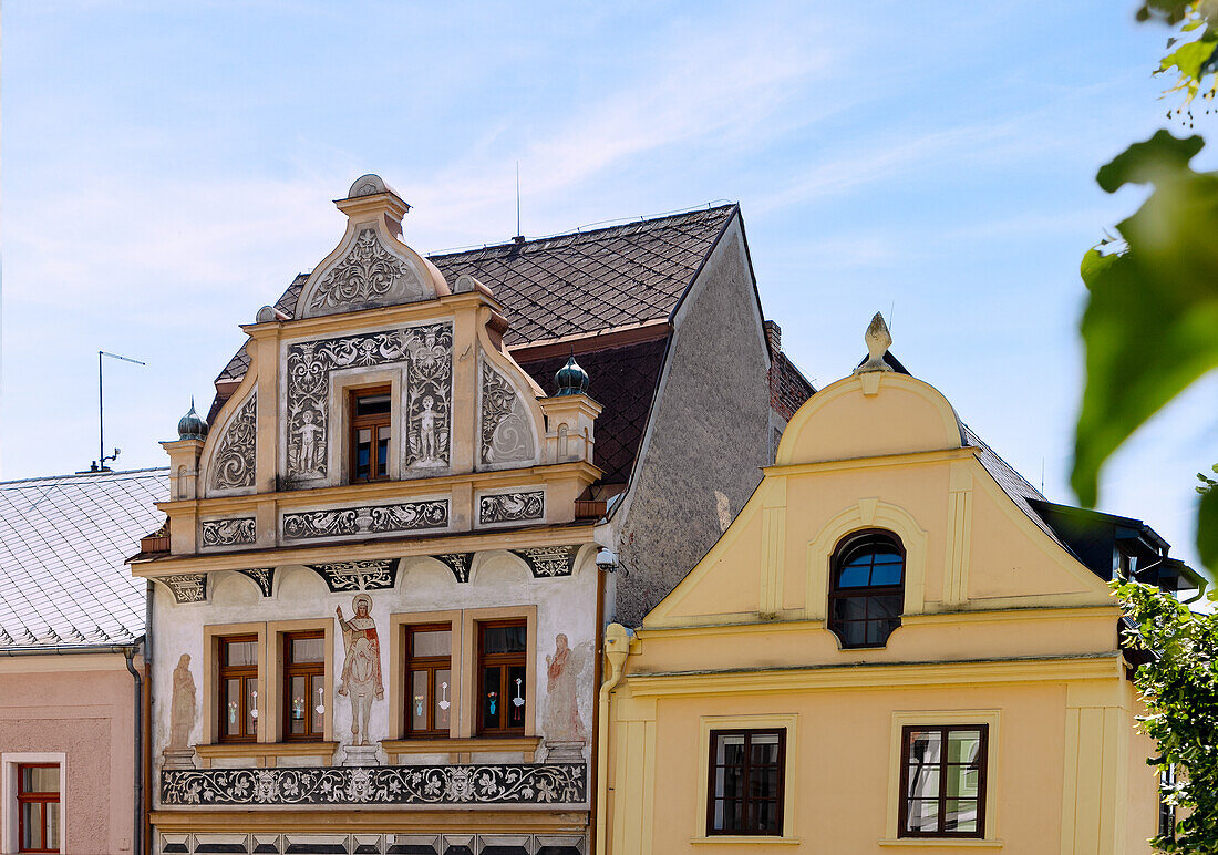 Hausfassaden am Friedensplatz in Domažlice in Westböhmen in Tschechien