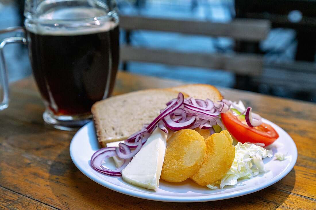 Olmützer Quargel mit Zwiebeln und Butter, serviert in Mähren in Tschechien