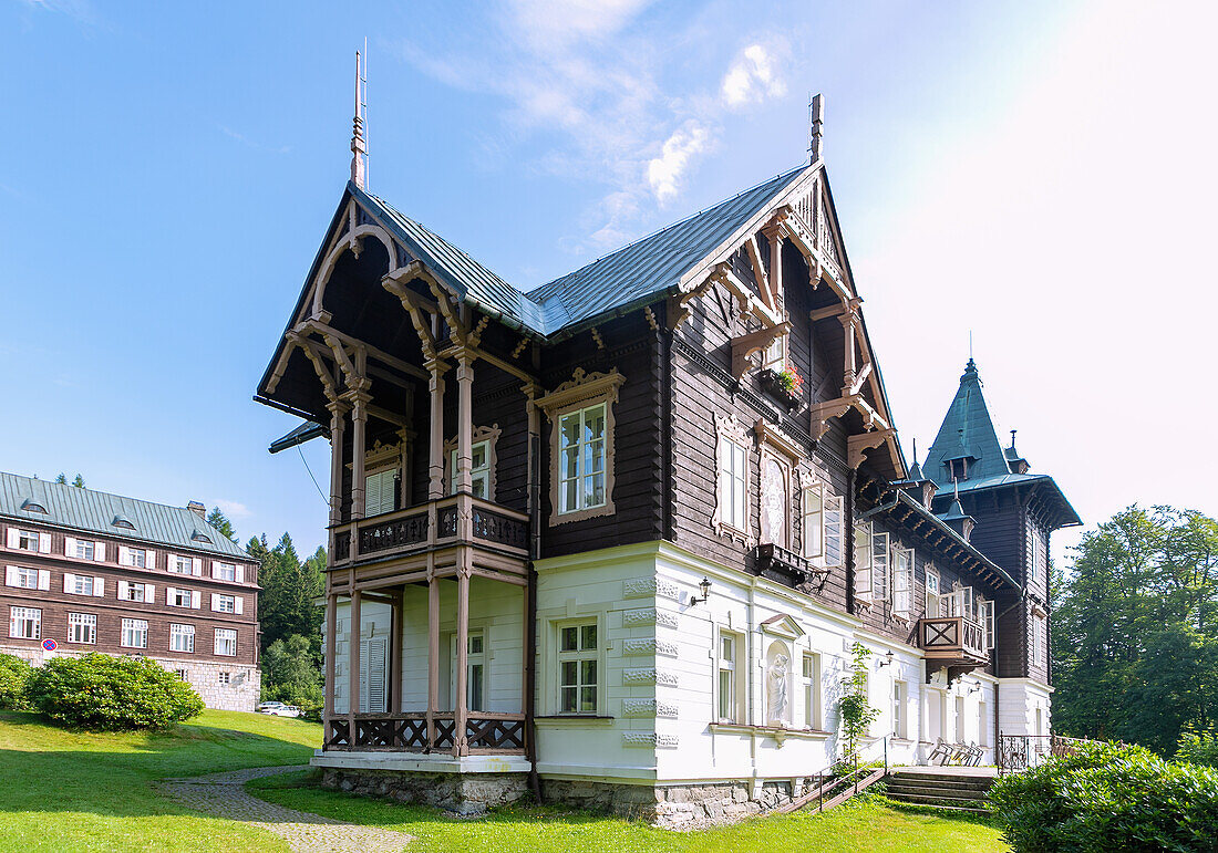 Vila Vlasta und Kurhaus Libuše im Kurort Karlova Studánka im Altvatergebirge in Mährisch-Schlesien in Tschechien