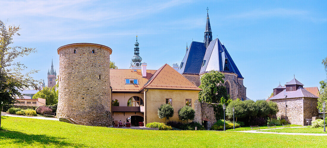 mittelalterliche Stadtbefestigung und Stadtpfarrkirche Mariä Geburt in Klatovy, im Hintergrund Schwarzer Trum und weißer Turm, in Westböhmen in Tschechien