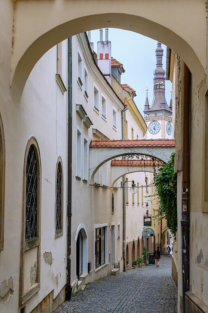 Gasse Školní mit Schwibbögen und Blick auf den Rathausturm am Dolní náměstí in Olomouc in Mähren in Tschechien