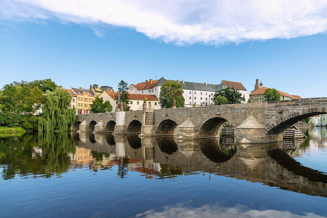 Steinbrücke Kamenný Most über den Fluss Otava in Písek in Südböhmen in Tschechien