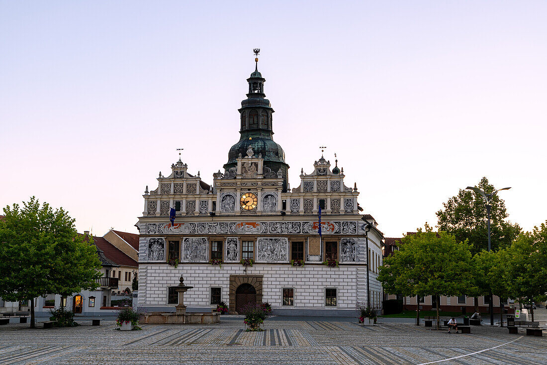 Marktplatz Masarykovo Náměstí mit Renaissance-Rathaus in Stříbro in Westböhmen in Tschechien