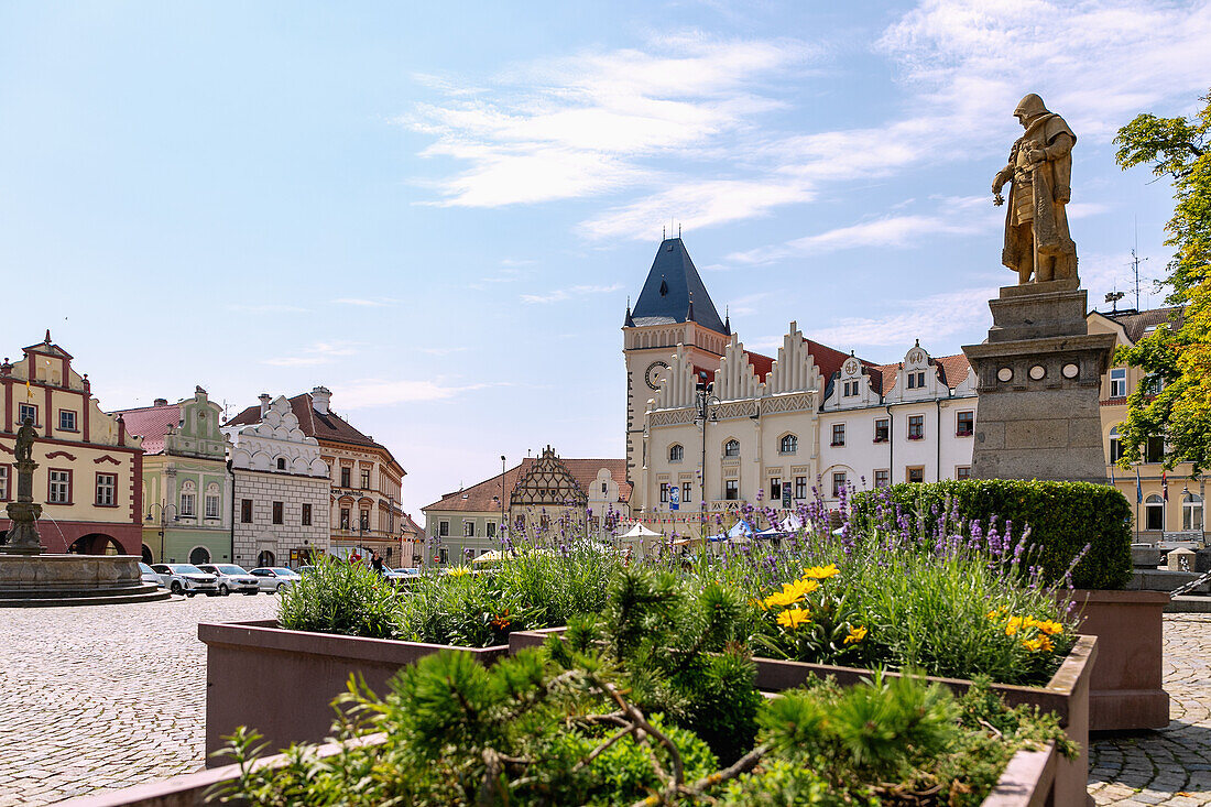 Žižkovo Náměstí mit Rathaus, Marktbrunnen und Denkmal von Hussitenheerführer Jan Žižka in Tábor in Südböhmen in Tschechien