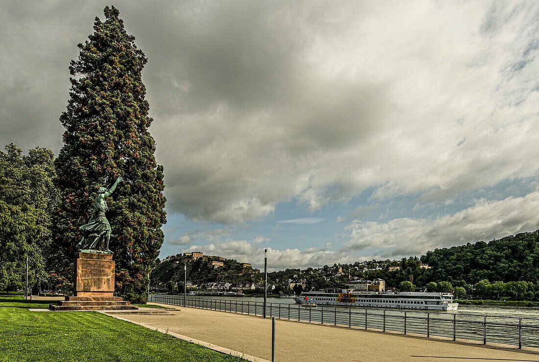 Görres-Denkmal an der Rheinpromenade in Koblenz, Blick auf Schiff und die Festung Ehrenbreitstein, Oberes Mittelrheintal, Rheinland-Pfalz, Deutschland