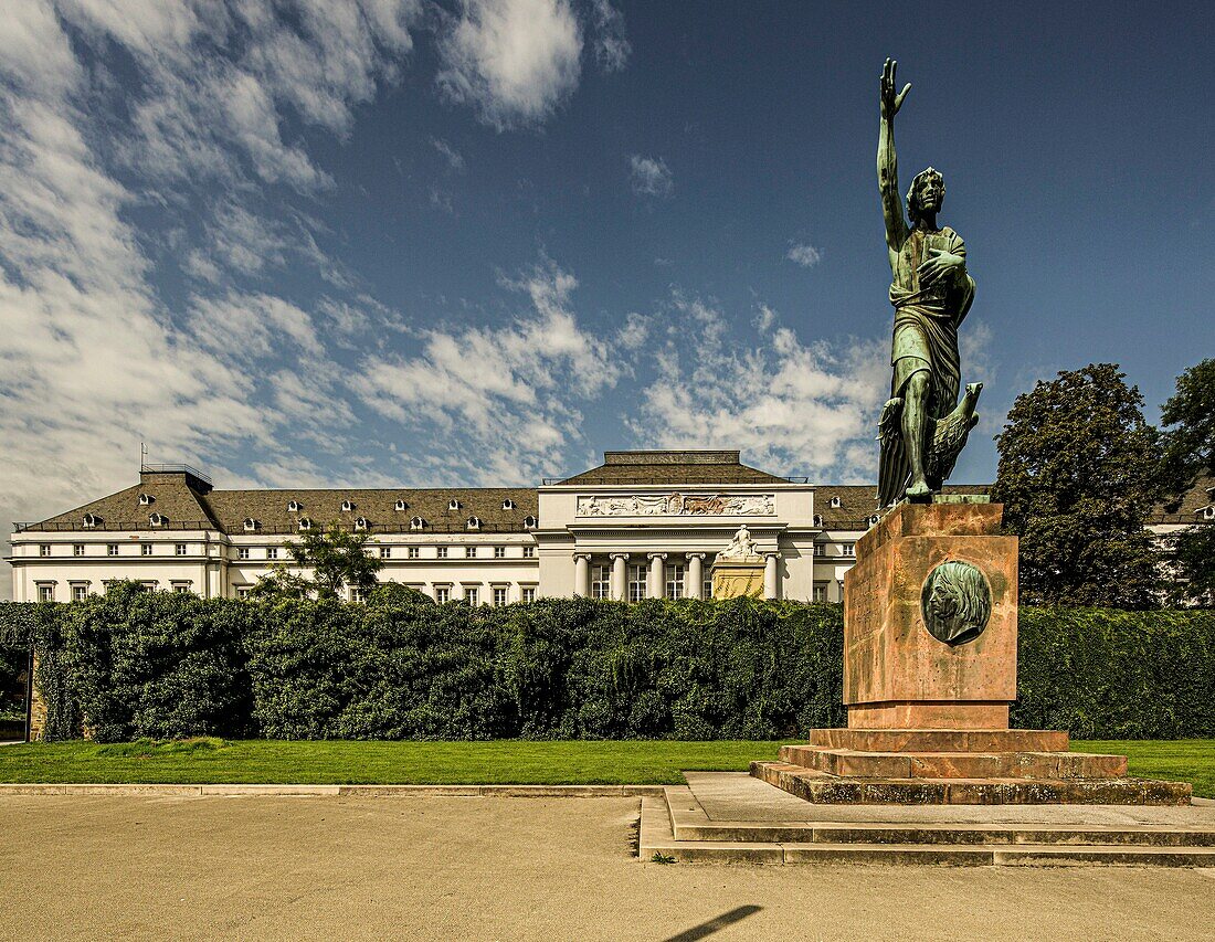 Görres-Denkmal an der Rheinpromenade, im Hintergrund das Kurfürstliche Schloss, Koblenz, Oberes Mittelrheintal, Rheinland-Pfalz, Deutschland