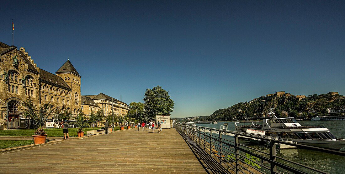 Rheinpromenade mit Schiffsanleger und Blick über den Rhein zur Festung Ehrenbreitstein, Koblenz, Oberes Mittelrheintal, Rheinland-Pfalz, Deutschland