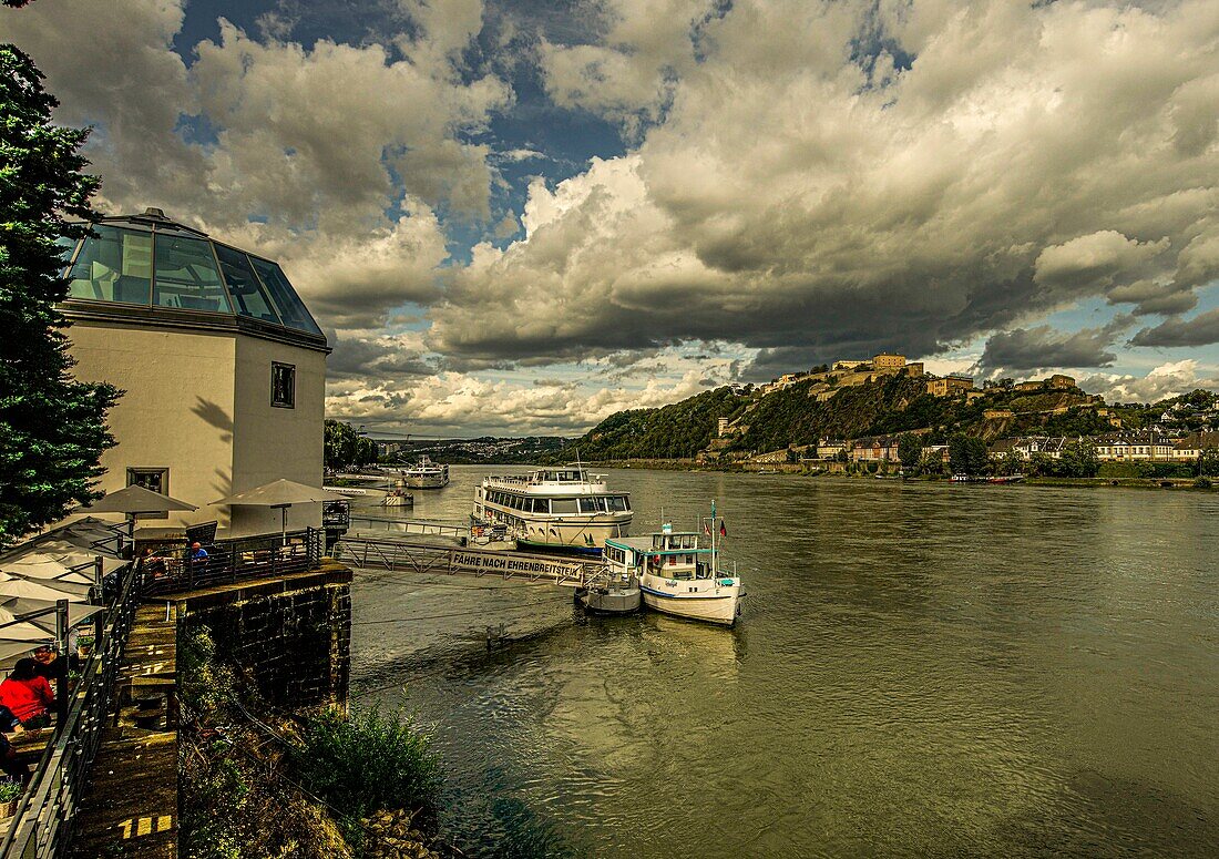 Biergarten am Pegelhaus und Ausflugsschiffe am Rheinufer, im Hintergrund die Festung Ehrenbeitstein, Oberes Mittelrheintal, Rheinland-Pfalz, Deutschland