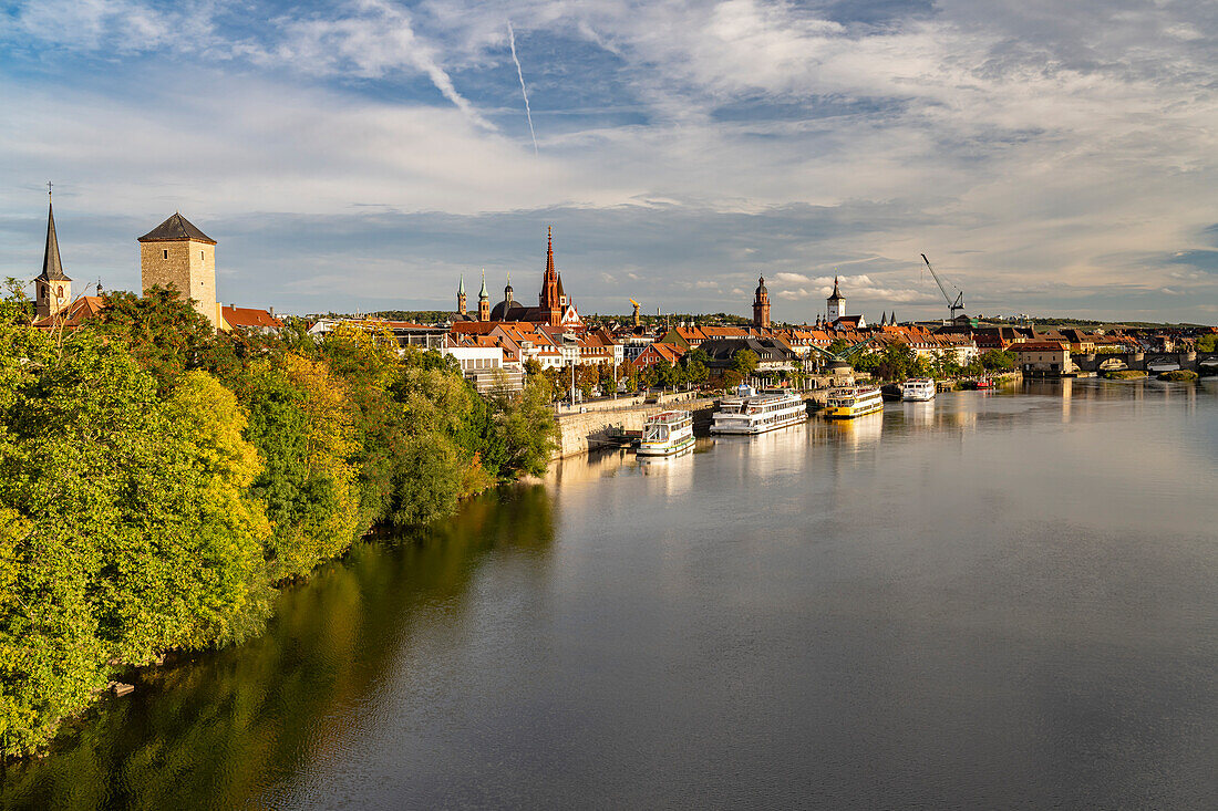 Ausflugsboote am Mainkai, der Main und die Altstadt von Würzburg, Bayern, Deutschland 