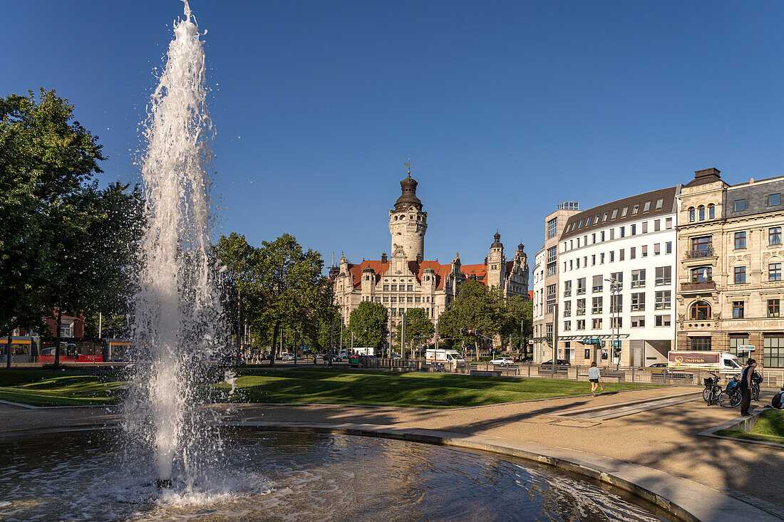 Brunnen der Fritz-von-Harck-Anlage und das  Neue Rathaus in Leipzig, Sachsen, Deutschland