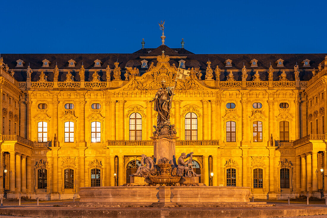 Frankoniabrunnen vor der Würzburger Residenz in der Abenddämmerung, Würzburg, Bayern, Deutschland
