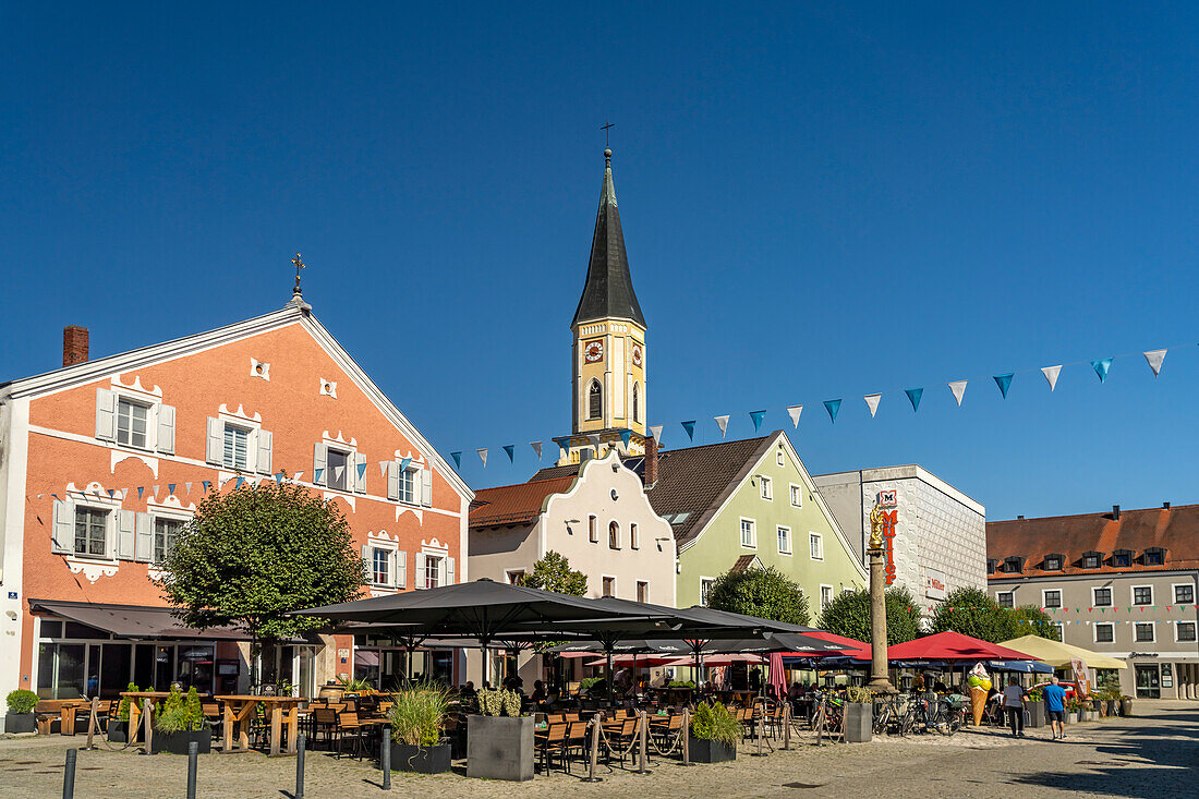 Ludwigsplatz with restaurants and parish church of the Assumption of Mary in the old town of Kelheim, Lower Bavaria, Bavaria, Germany