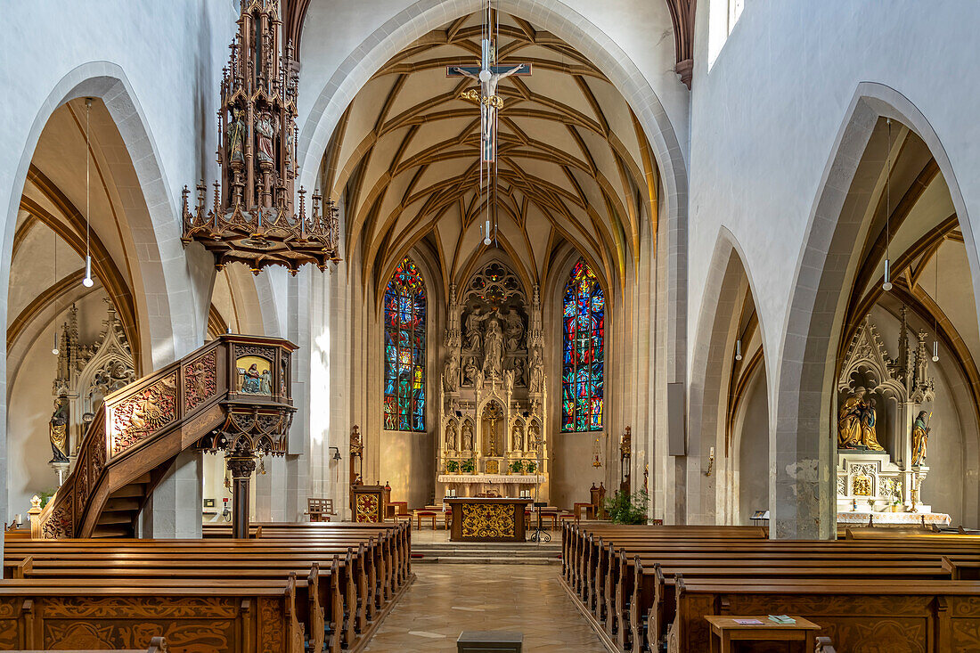 Innenraum der Stadtpfarrkirche Mariä Himmelfahrt in  Kelheim, Niederbayern, Bayern, Deutschland 