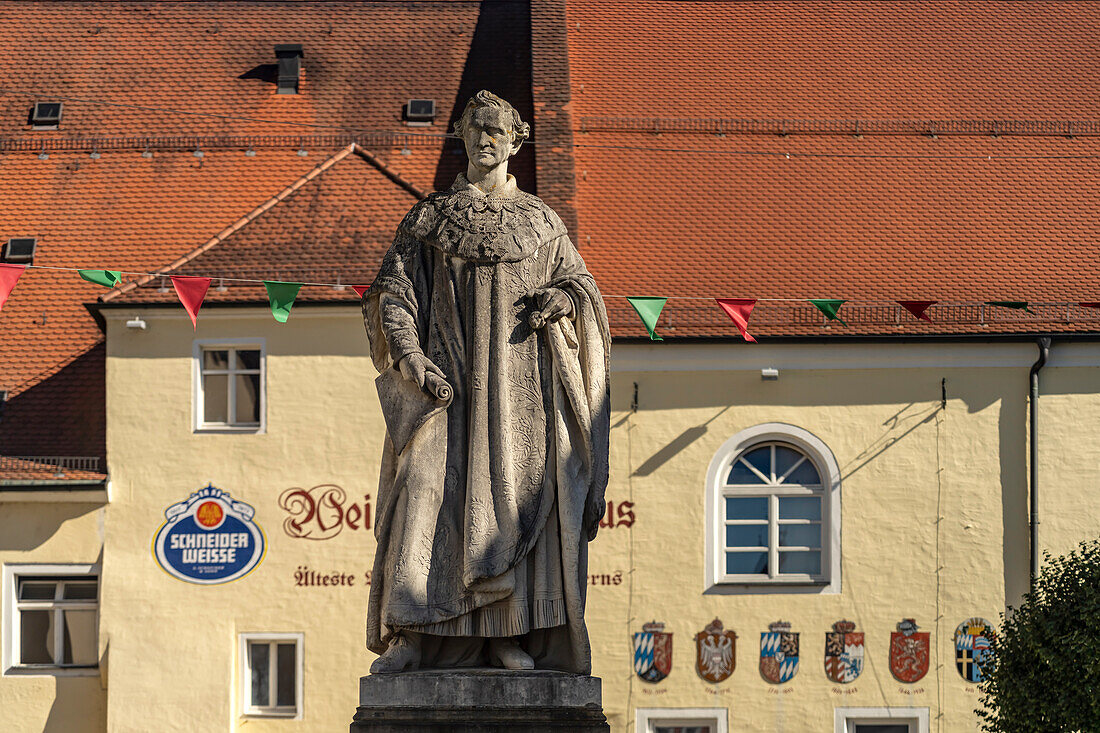 Monument to King Ludwig I in front of the Weisses Brauhaus, the oldest existing wheat beer brewery in Bavaria, Kelheim, Lower Bavaria, Bavaria, Germany