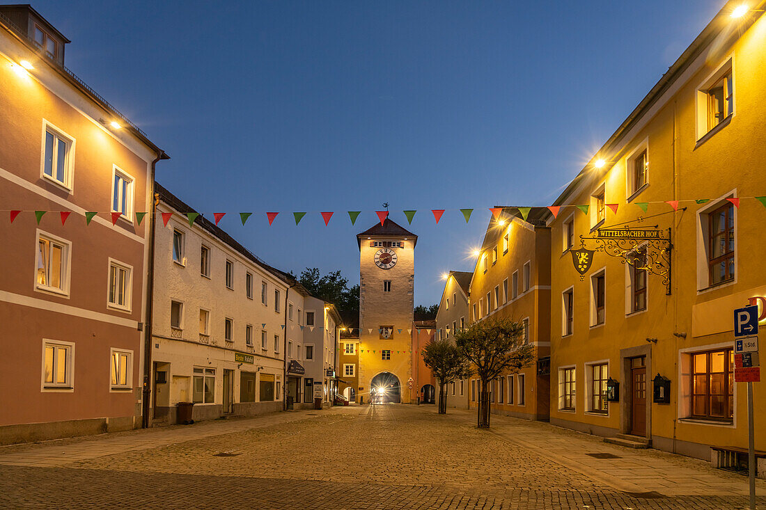 The Donautor city gate and the old town at dusk, Kelheim, Lower Bavaria, Bavaria, Germany