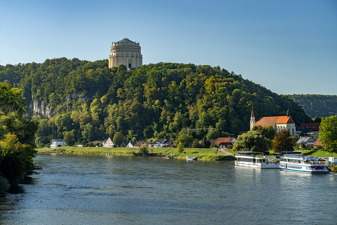 Die Gedenkstätte Befreiungshalle auf dem Michelsberg und die Donau in Kelheim, Niederbayern, Bayern, Deutschland 