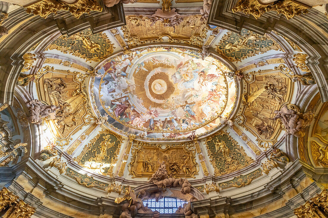 Deckenfresko im Innenraum der Klosterkirche St. Georg Weltenburg bei Weltenburg, Bayern, Deutschland 