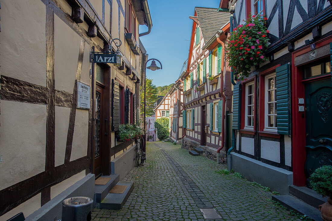 Unkel, Blick in die von Fachwerkhäusern gesäumte Pützgasse, Rheinland-Pfalz, Deutschland