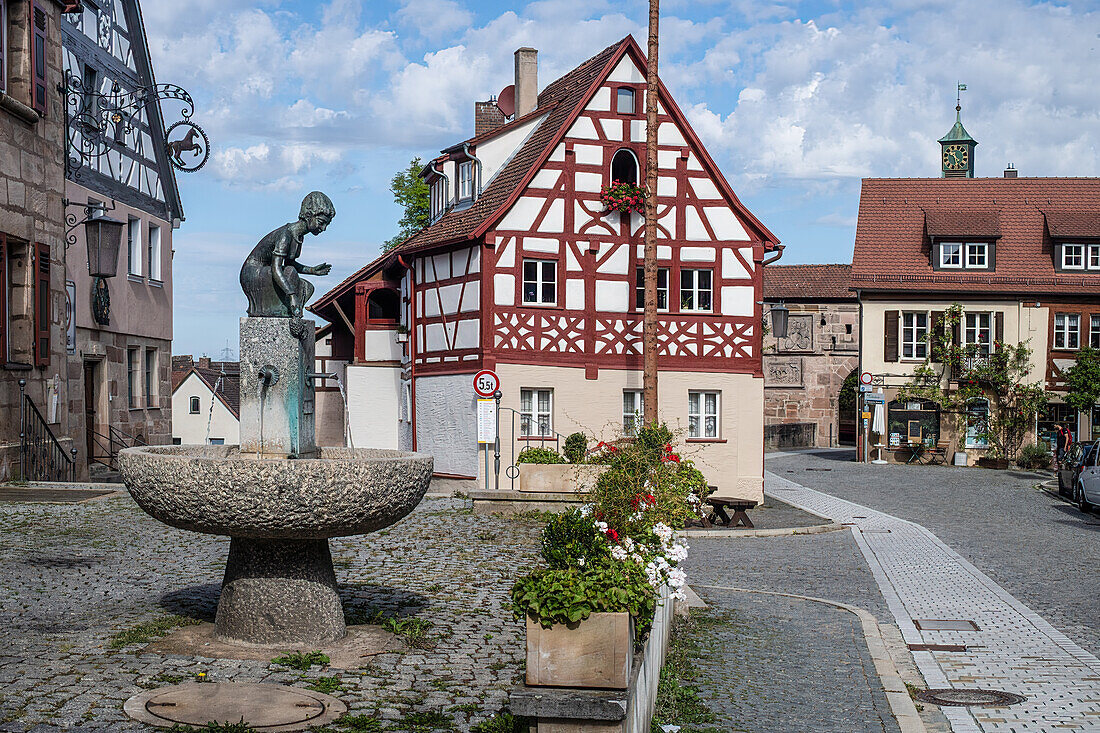 Markt Cadolzburg, Fachwerkhaus und Brestlasbrunnen (Erdbeerbrunnen) von Gudrun Kunstmann (2017-1994) am Zugang zur Burg, Franken, Bayern, Deutschland