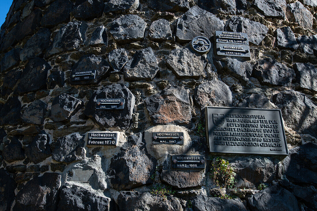 Unkel, Hochwassermarken der Rhein-Überschwemmungen am historischen Gefängnisturm, Rheinland-Pfalz, Deutschland.