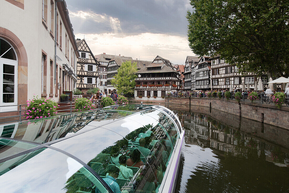 Ausflugsboot durchfährt das Viertel "Klein-Frankreich" in Strassburg, Elsass, Frankreich
