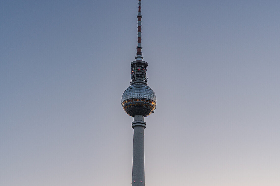 Blick auf den Fernsehturm frühmorgens in Berlin, Deutschland