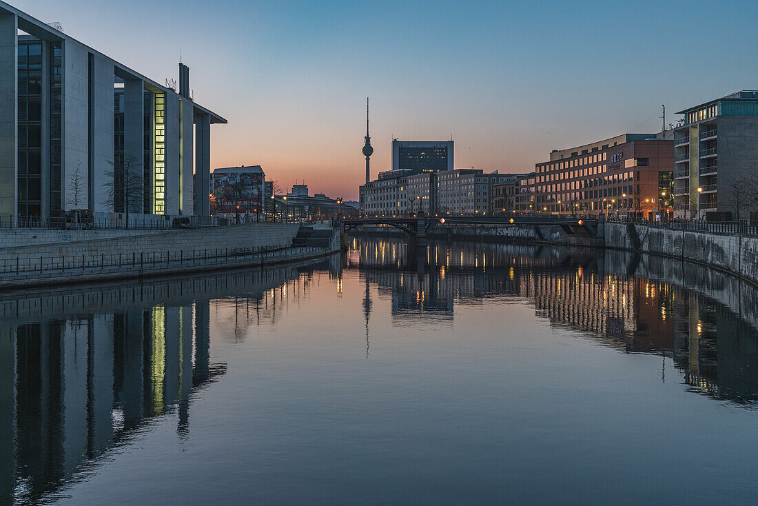 Vor Sonnenaufgang im Regierungsviertel von Berlin, Deutschland