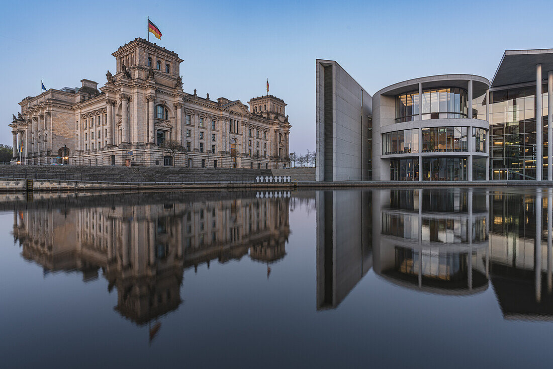 Blick auf den Reichstag und das Paul-Löbe-Haus in Berlin, Deutschland