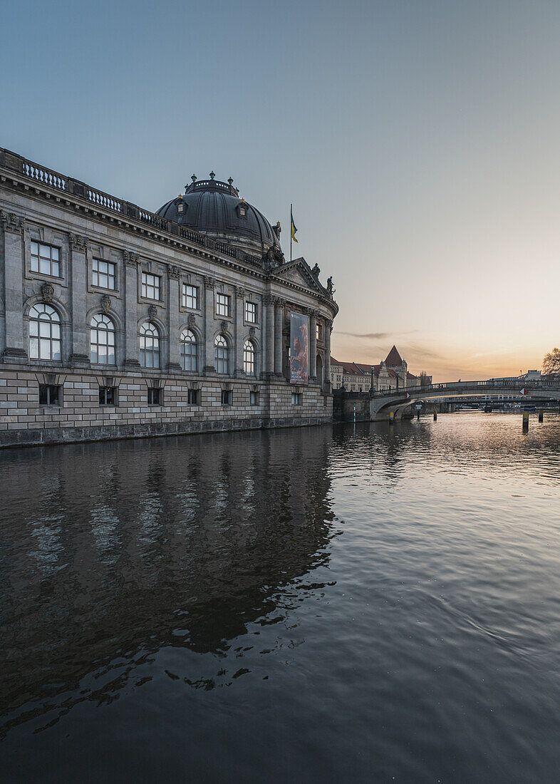 Blick auf das Bode Museum während des Sonnenunterganges in Berlin, Deutschland