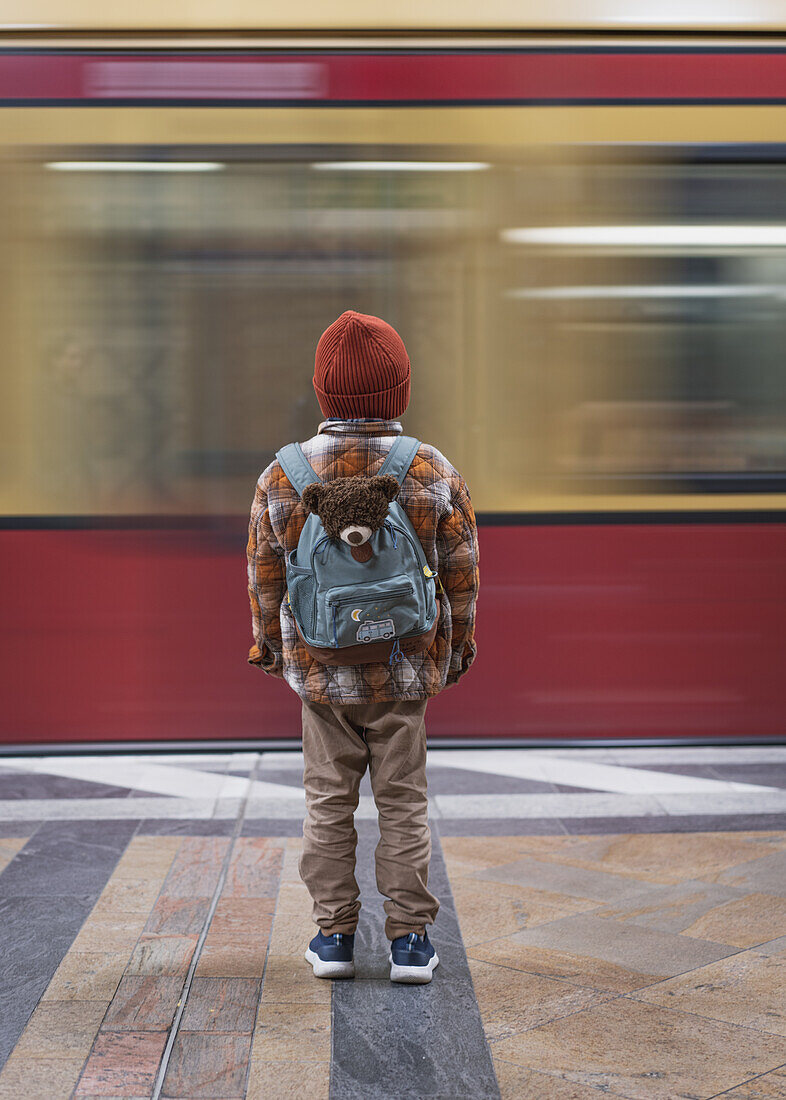 Kleiner Tourist wartet auf die U-Bahn in Berlin, Deutschland