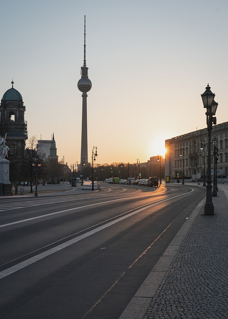 Sonnenaufgang auf der Museumsinsel mit Blick auf den Fernsehturm in Berlin, Deutschland