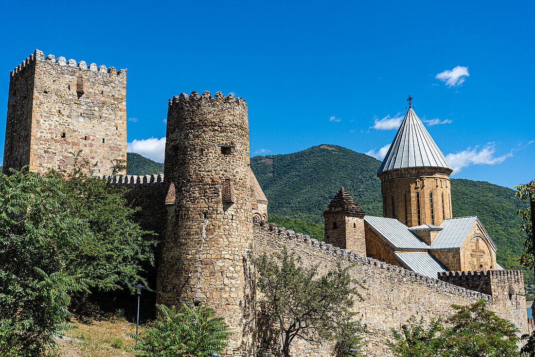 Burg Ananuri am Schinwali Stausee, Fluss Aragwi, Munizipalität Duscheti, Georgien, Europa