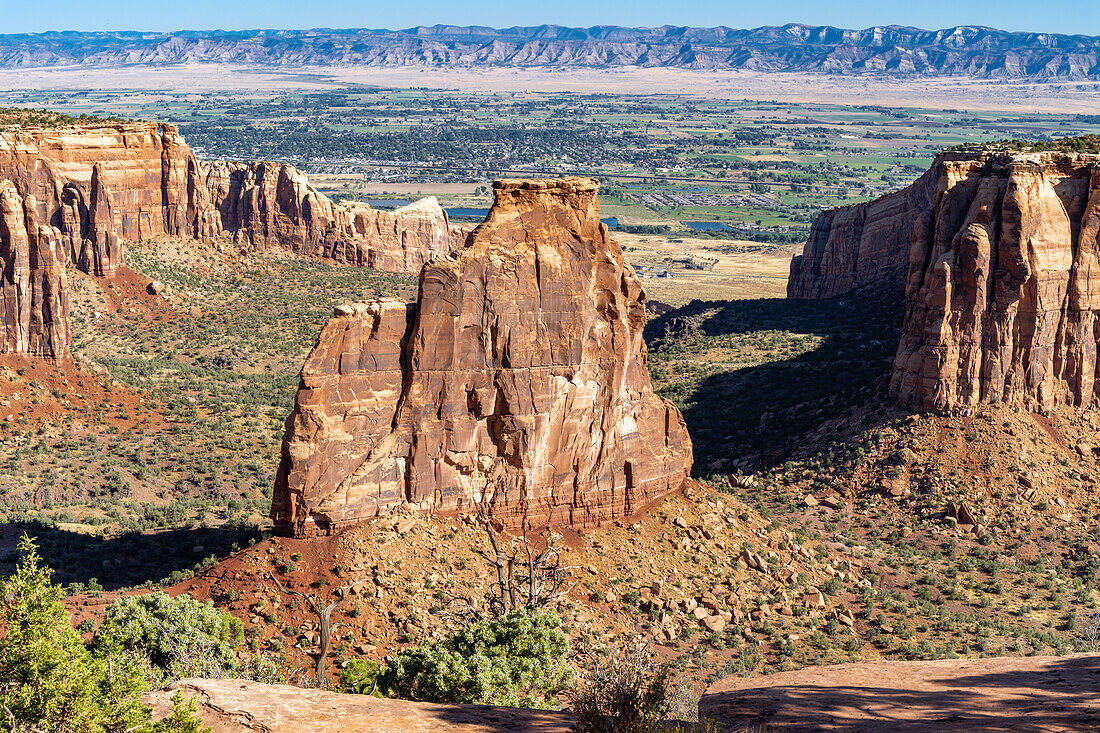 Felsen und Canyons vom Rim Rock Drive im Colorado National Monument aus gesehen, USA