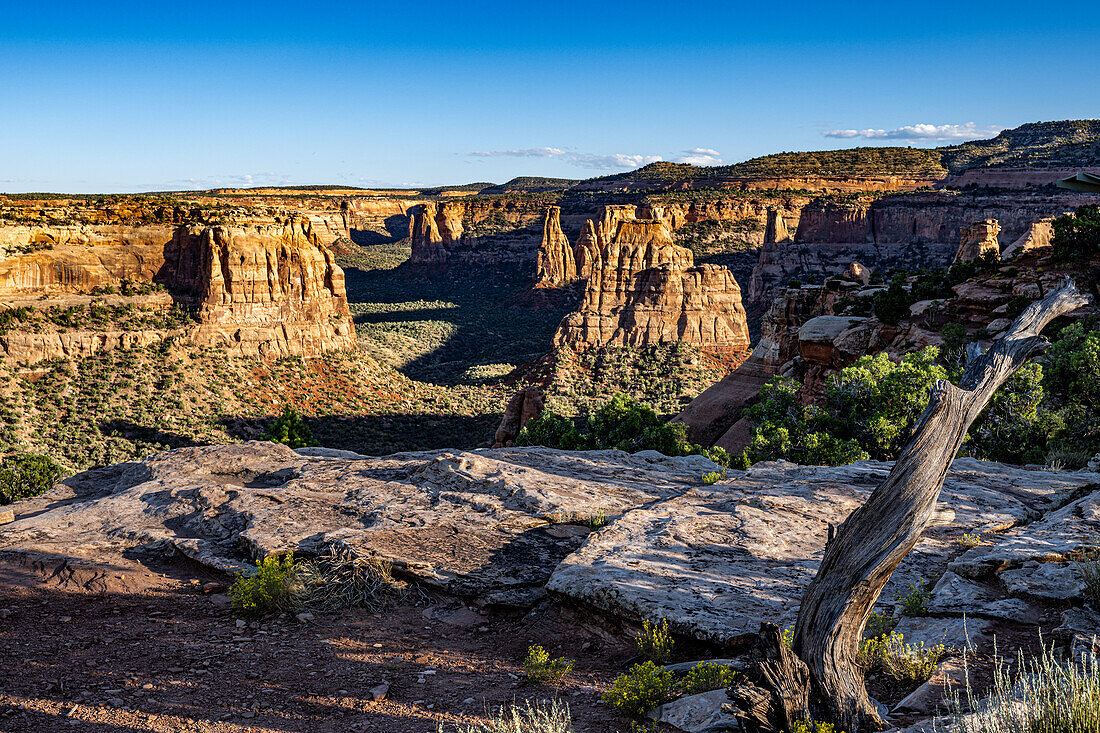 Dämmerungslicht beleuchtet die Felsen im Monument Canyon im Colorado National Monument, USA