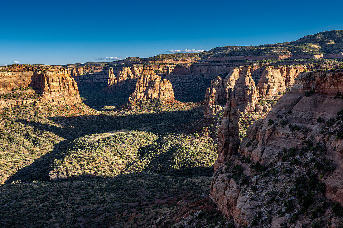 Dämmerungslicht beleuchtet die Felsen im Monument Canyon im Colorado National Monument, USA