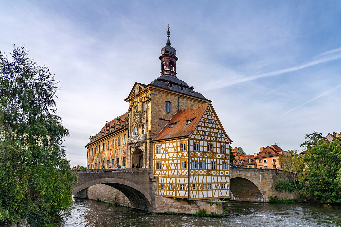 Das Alte Rathaus am Fluss Regnitz in der Altstadt von Bamberg, Oberfranken, Bayern, Deutschland, Europa  