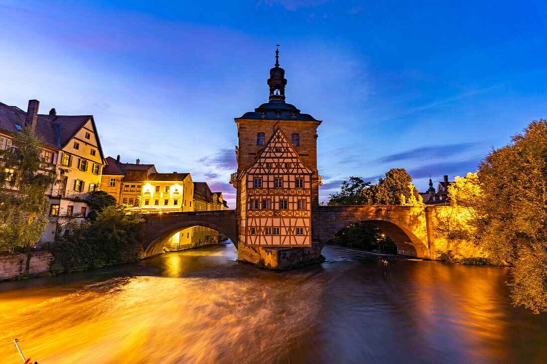 Das Alte Rathaus im Fluss Regnitz in der Abenddämmerung, Altstadt von Bamberg, Oberfranken, Bayern, Deutschland, Europa  