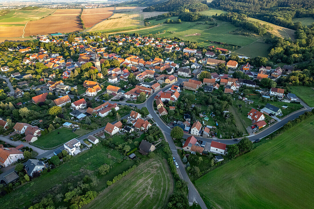 Der Ortsteil Holzhausen aus der Luft gesehen, Amt Wachsenburg, Thüringen, Deutschland