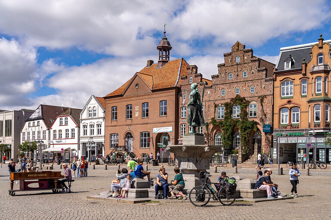 Tine Statue des Asmussen-Woldsen-Denkmal oder Tine-Brunnen vor den Häusern der Altstadt am Markt in Husum, Kreis Nordfriesland, Schleswig-Holstein, Deutschland, Europa 