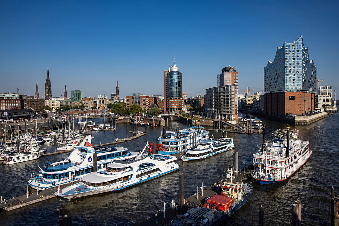 Luftaufnahme von Booten und der Speicherstadt entlang der Elbe mit der Elbphilharmonie, Hamburg, Deutschland