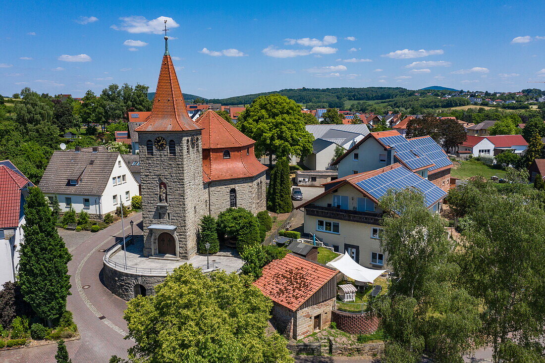Luftaufnahme der Kirche St. Franziskus-Xaverius und des Dorfes, Region Hessisches Kegelspiel, Eiterfeld Arzell, Rhön, Hessen, Deutschland
