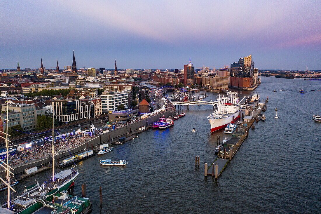 Luftaufnahme vom Museumsschiff Cap San Diego an der Überseebrücke an der Elbe mit der Elbphilharmonie in der Ferne, Hamburg, Deutschland