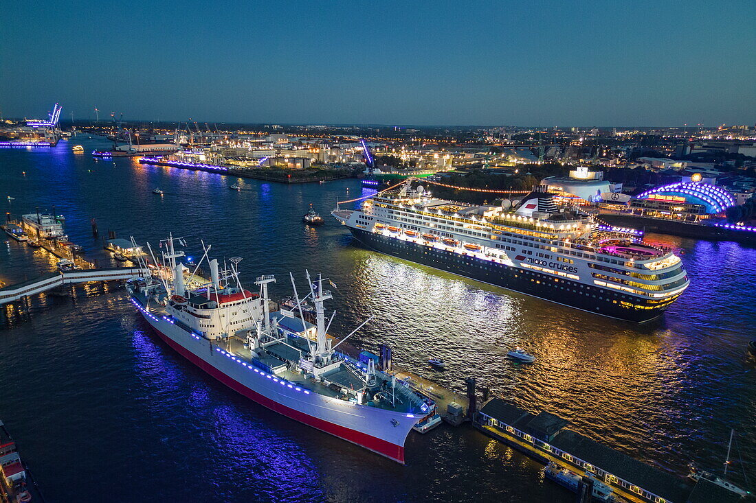 Luftaufnahme vom Museumsschiff Cap San Diego und vom Kreuzfahrtschiff Vasco da Gama (nicko cruises) während der Hamburg Cruise Days 2023 bei Nacht, Hamburg, Deutschland
