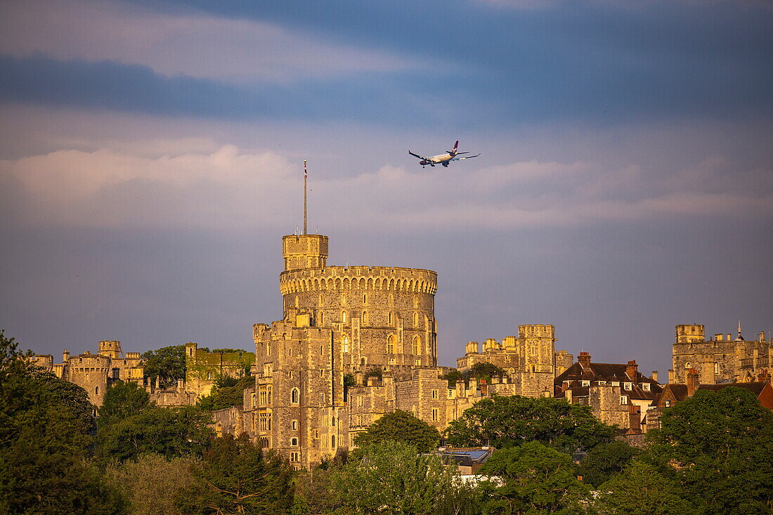 Windsor Castle im späten Nachmittagslicht mit einem Virgin Atlantic Airbus A330 Flugzeug im Anflug auf London Heathrow, Windsor, Berkshire, England, Vereinigtes Königreich